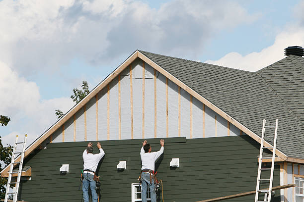 Professional Siding technician working in Warrenton, OR